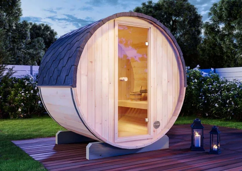 FinnTherm Fasssauna Mini XS, kompaktes Saunafass mit Ganzglastür und schwarzen Dachschindeln.